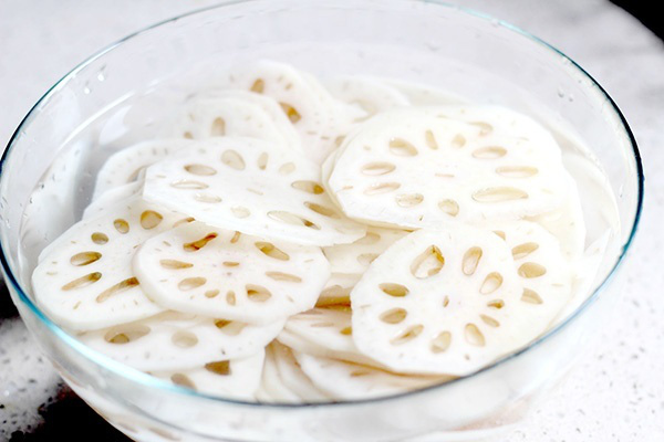 Mứt củ sen lạ miệng, ngon b&ugrave;i kh&oacute; cưỡng - Ảnh 4.