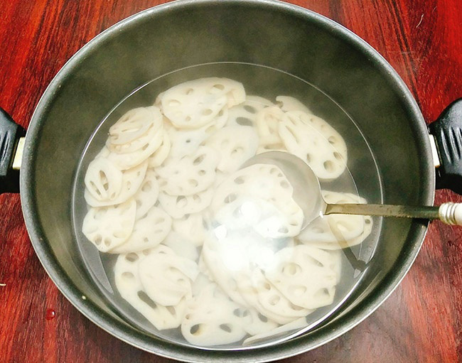 Mứt củ sen lạ miệng, ngon b&ugrave;i kh&oacute; cưỡng - Ảnh 5.