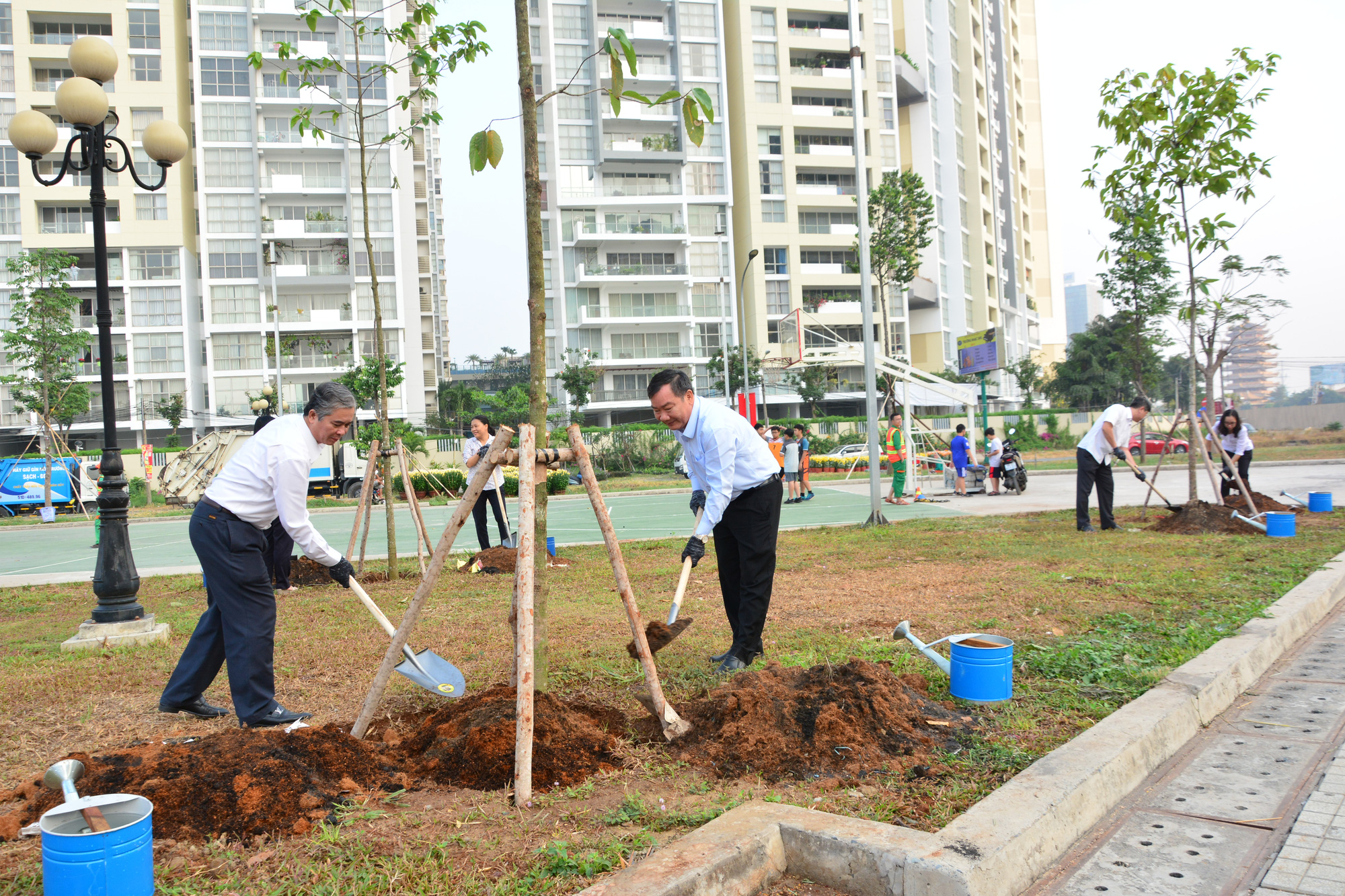 TP HCM đồng loạt ra qu&acirc;n l&agrave;m sạch m&ocirc;i trường - Ảnh 9.