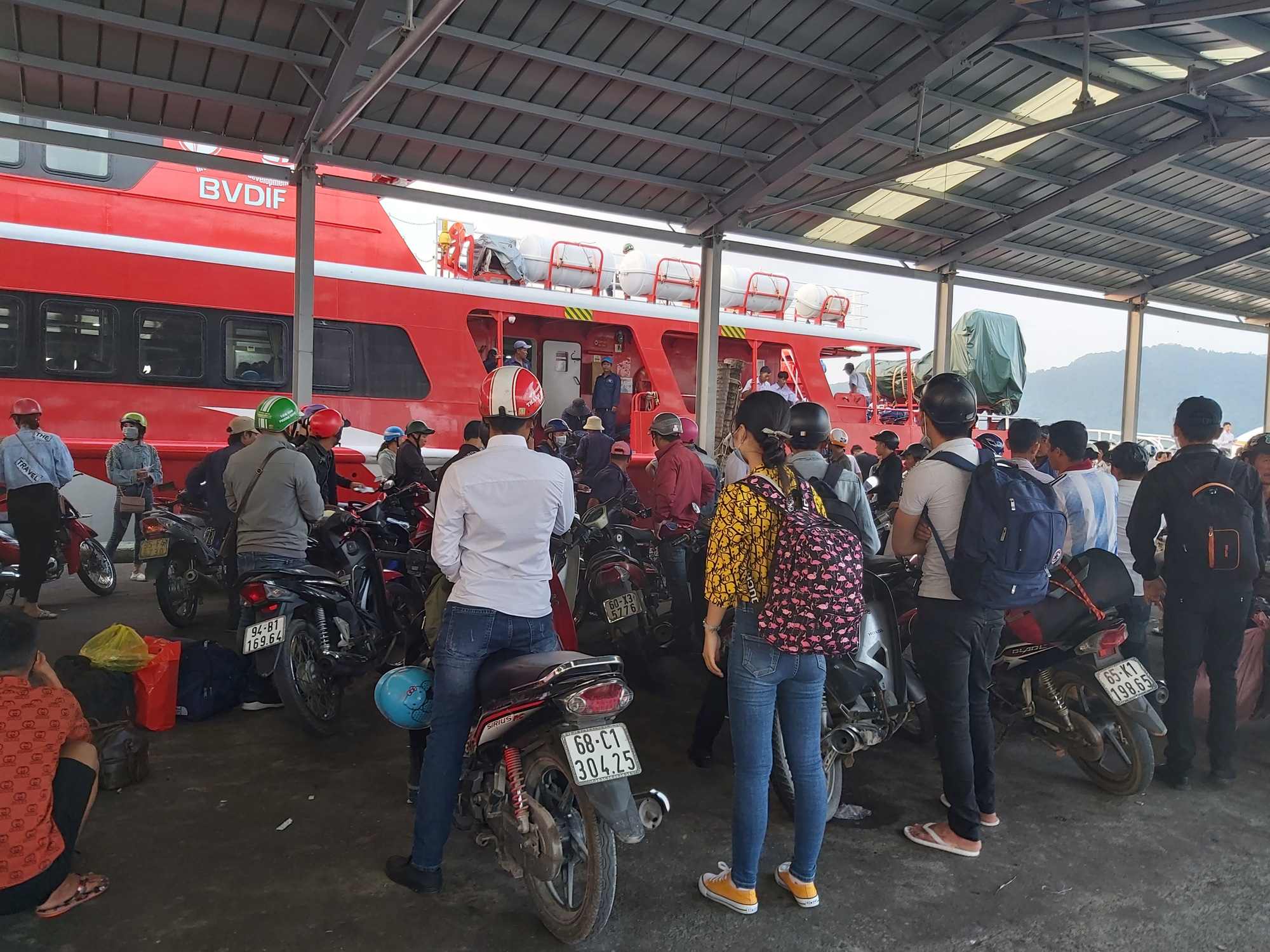 CLIP: Người lao động mang v&aacute;c h&agrave;nh l&yacute; rời Ph&uacute; Quốc về qu&ecirc; ăn Tết - Ảnh 2.