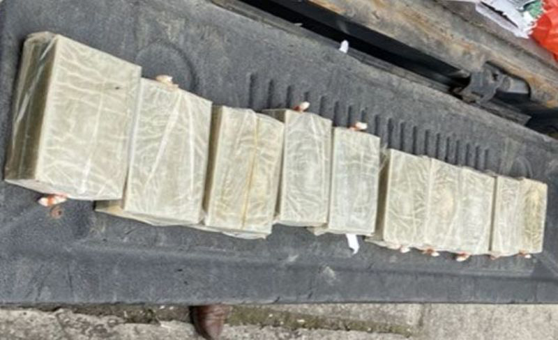 Bắt kẻ vận chuyển 10 bánh heroin, thủ súng ngắn và 16 viên đạn trong nhà - Ảnh 1.