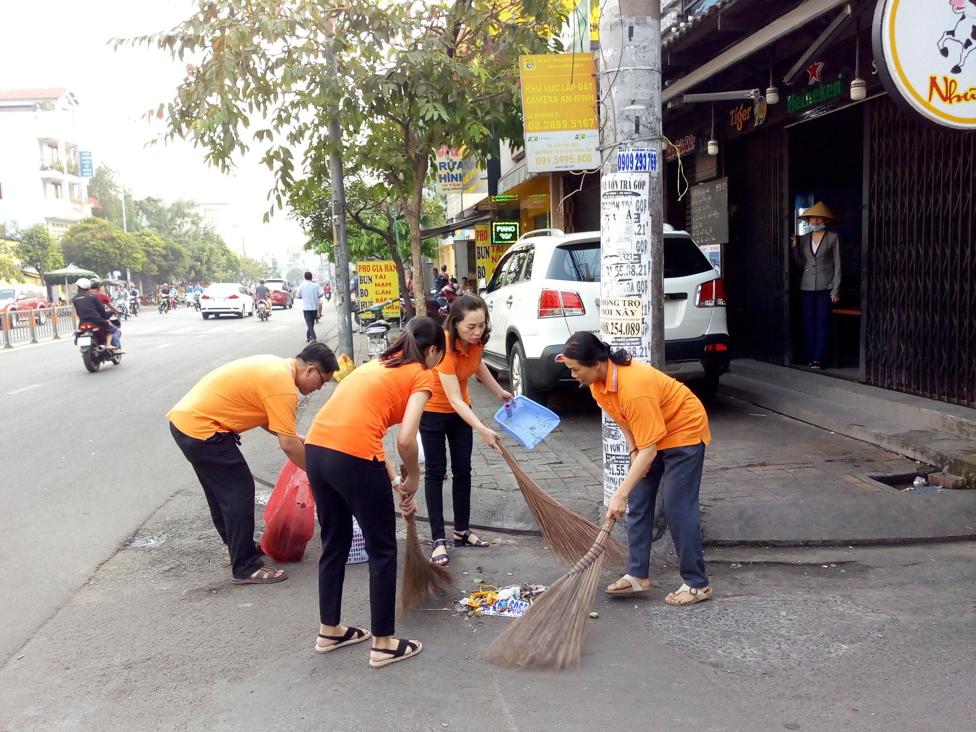 TP HCM đồng loạt ra qu&acirc;n l&agrave;m sạch m&ocirc;i trường - Ảnh 10.