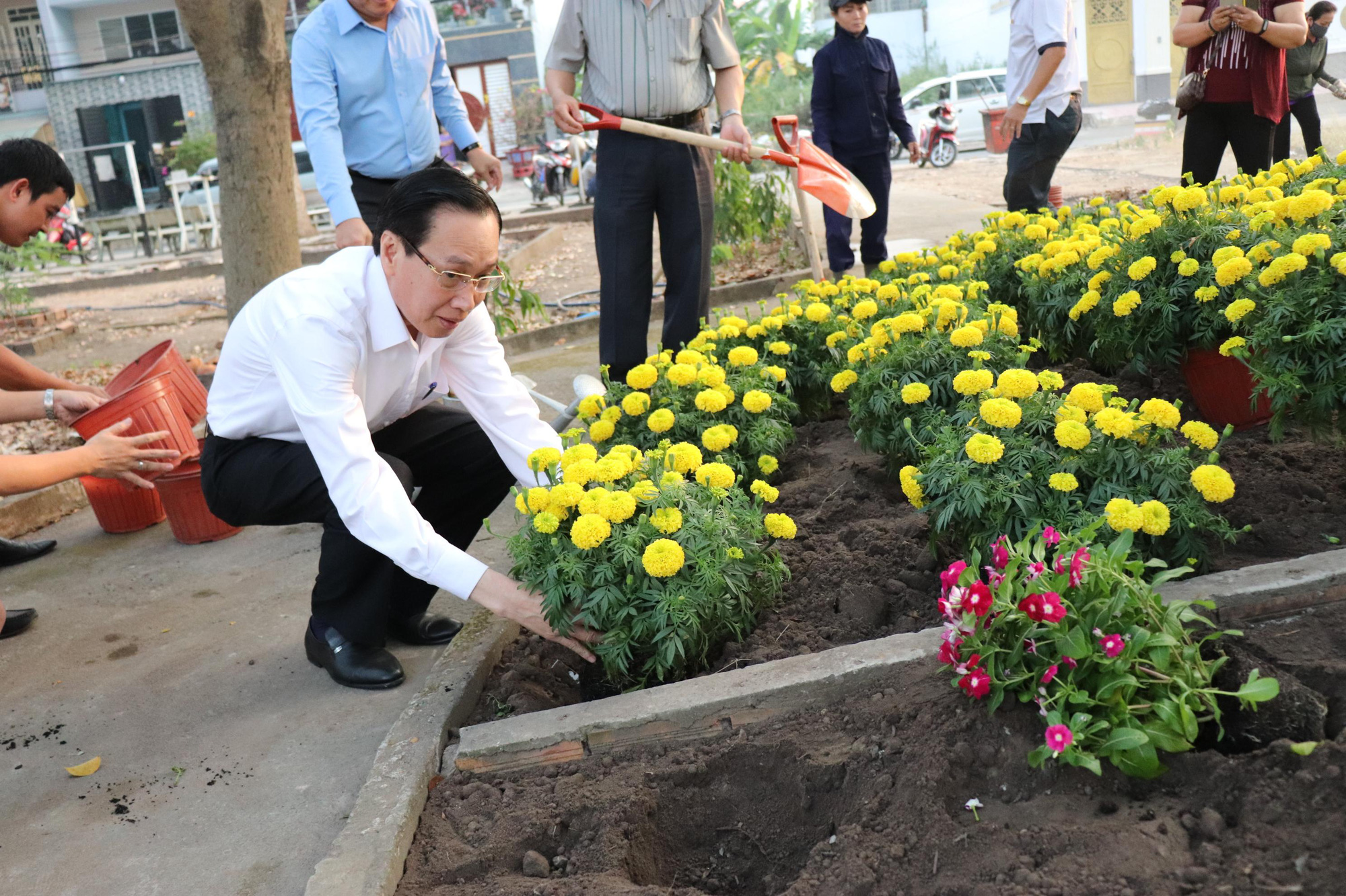 TP HCM đồng loạt ra qu&acirc;n l&agrave;m sạch m&ocirc;i trường - Ảnh 5.