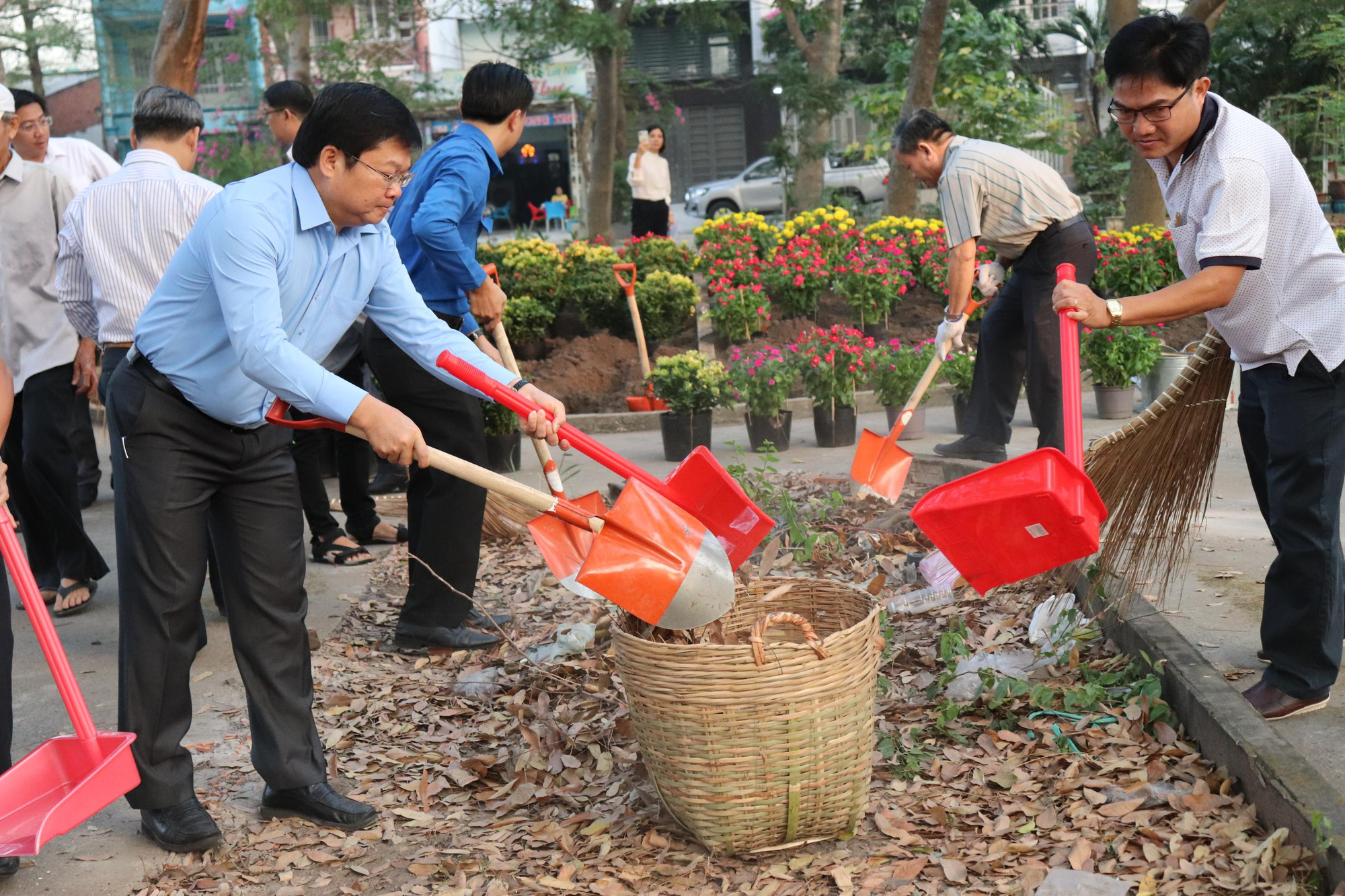 TP HCM đồng loạt ra qu&acirc;n l&agrave;m sạch m&ocirc;i trường - Ảnh 7.