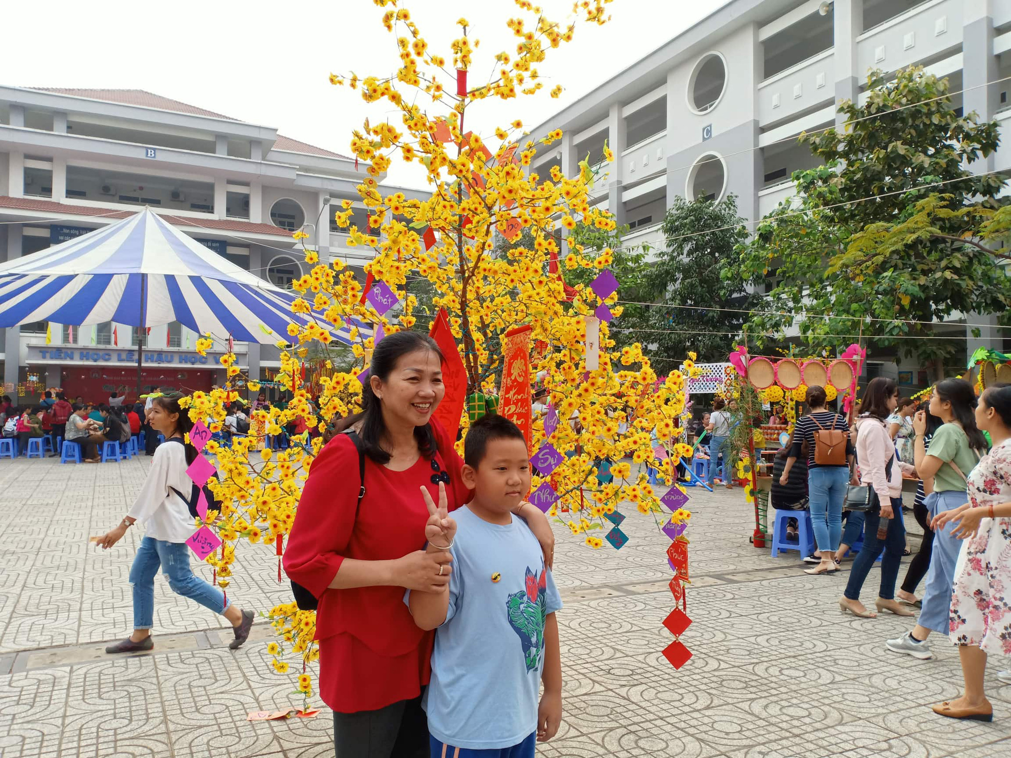 Tưng bừng hội chợ "Nhà giáo và Mùa Xuân"