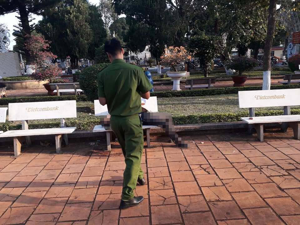 Tá hỏa phát hiện người đàn ông tử vong trên ghế đá hoa viên