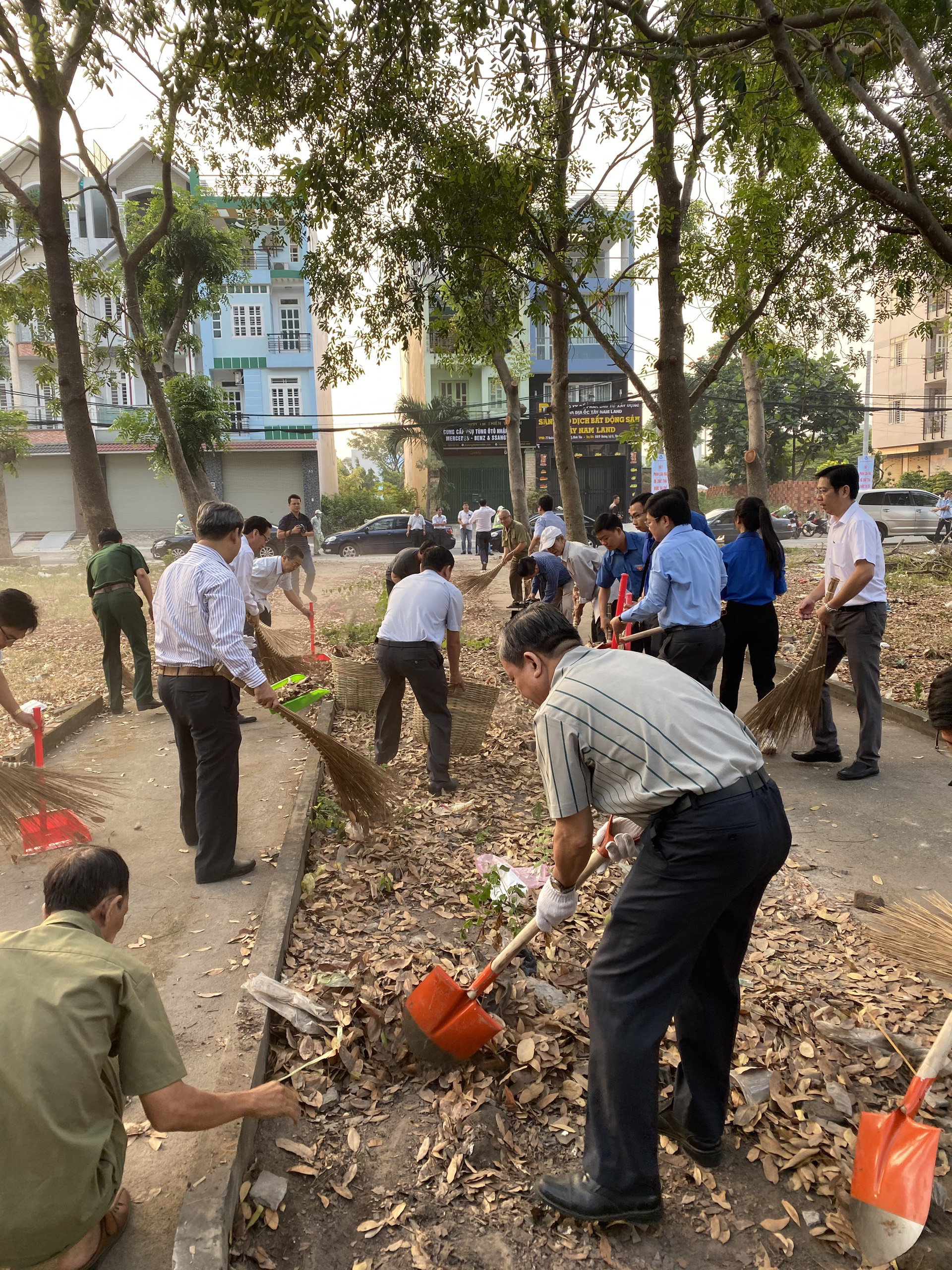 TP HCM đồng loạt ra qu&acirc;n l&agrave;m sạch m&ocirc;i trường - Ảnh 8.