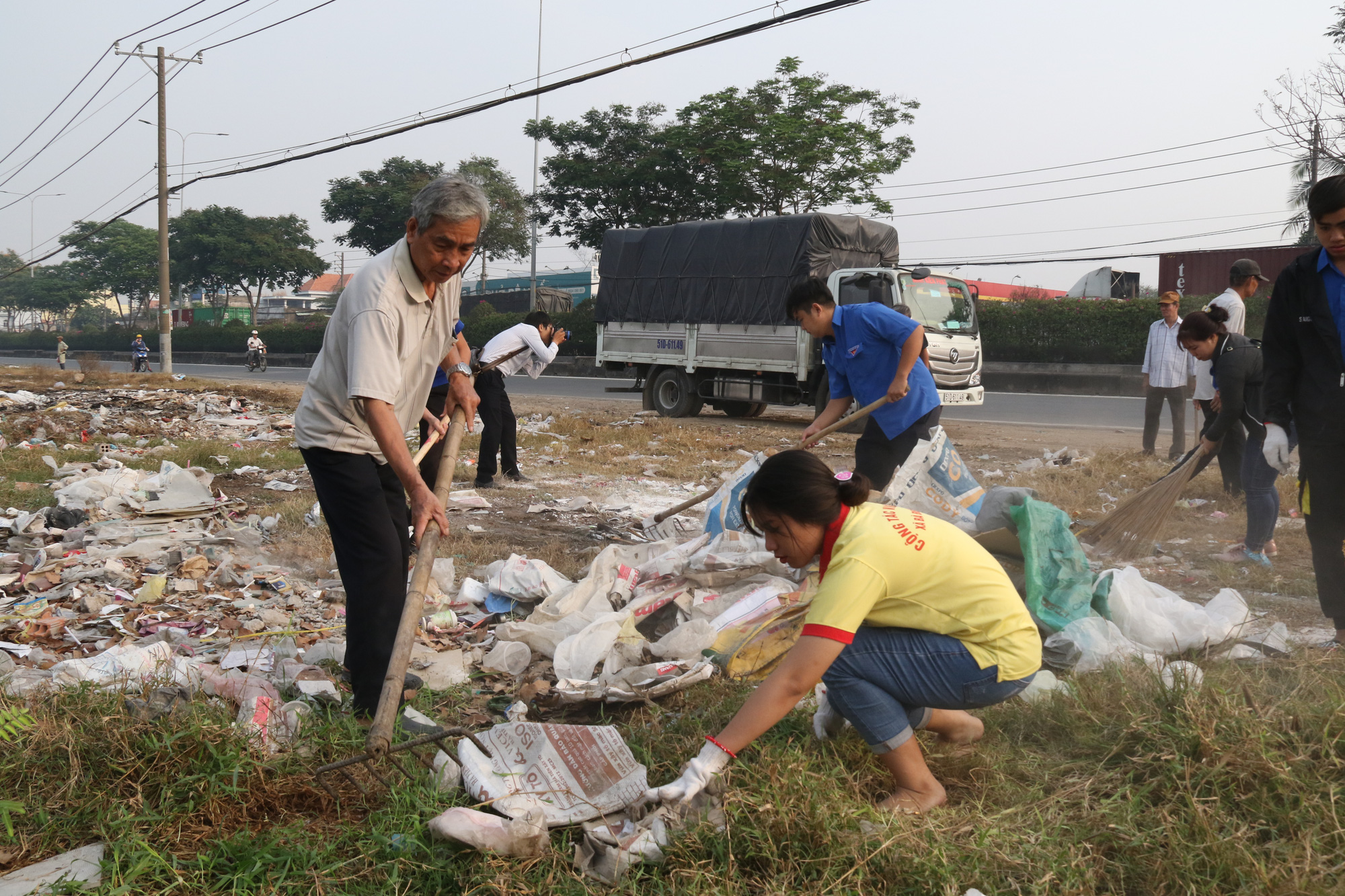 TP HCM đồng loạt ra qu&acirc;n l&agrave;m sạch m&ocirc;i trường - Ảnh 3.