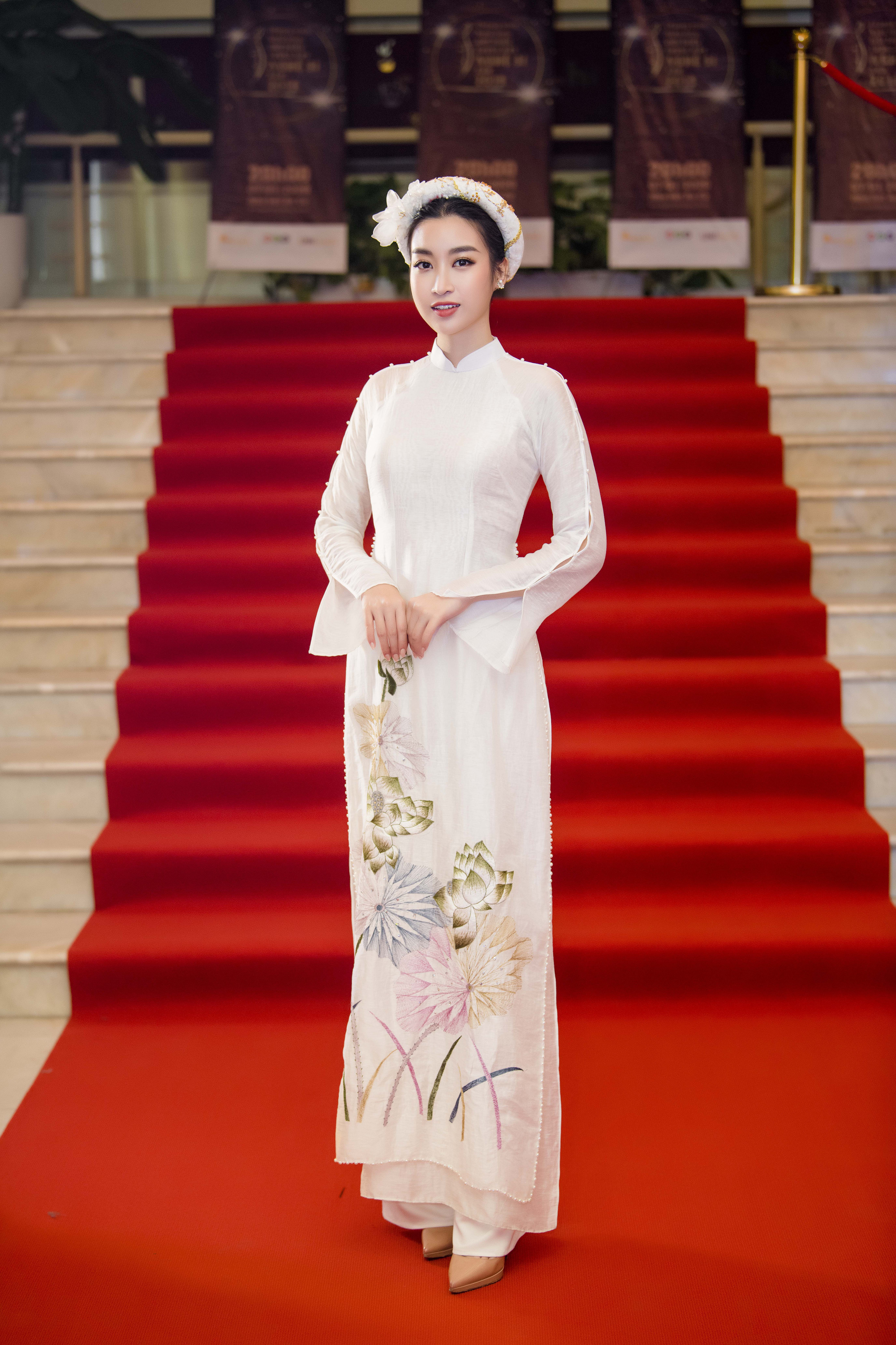 Thướt tha, duy&ecirc;n d&aacute;ng &aacute;o d&agrave;i du xu&acirc;n của sao Việt - Ảnh 9.