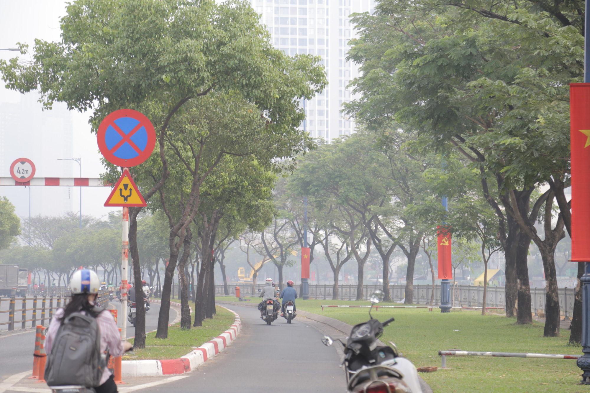 Nhiều to&agrave; nh&agrave; ở TP HCM mất t&iacute;ch trong lớp m&ugrave; d&agrave;y đặc ng&agrave;y cận Tết - Ảnh 7.