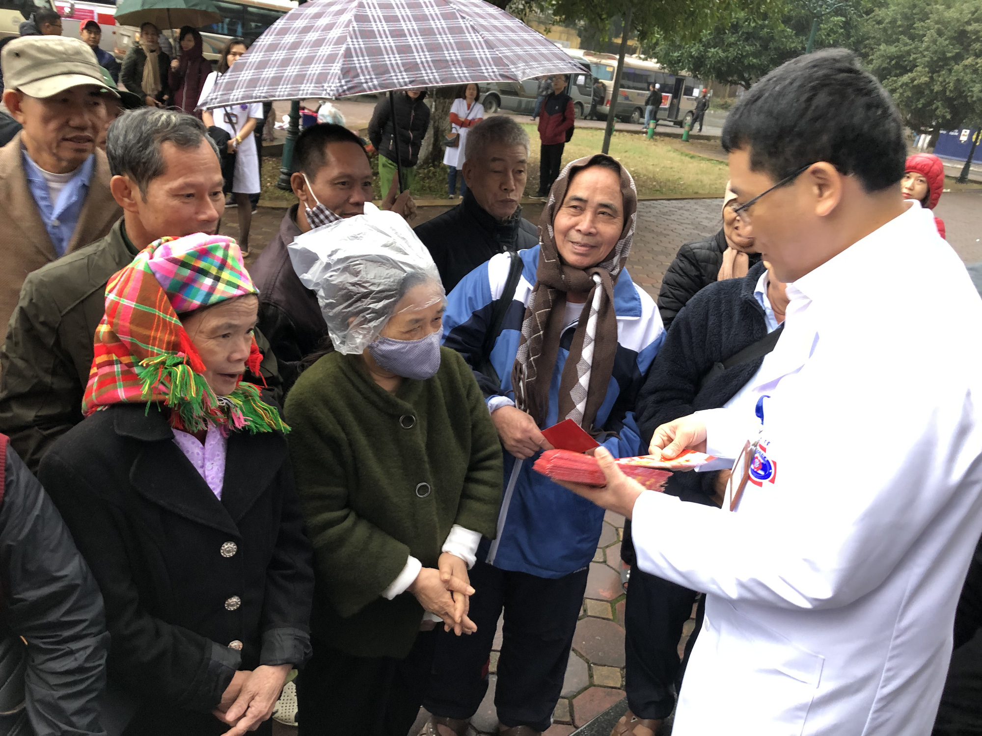 Bệnh nh&acirc;n v&agrave; người nh&agrave; kh&ocirc;ng c&ograve;n phải vạ vật, chen ch&uacute;c về qu&ecirc; ăn Tết - Ảnh 2.