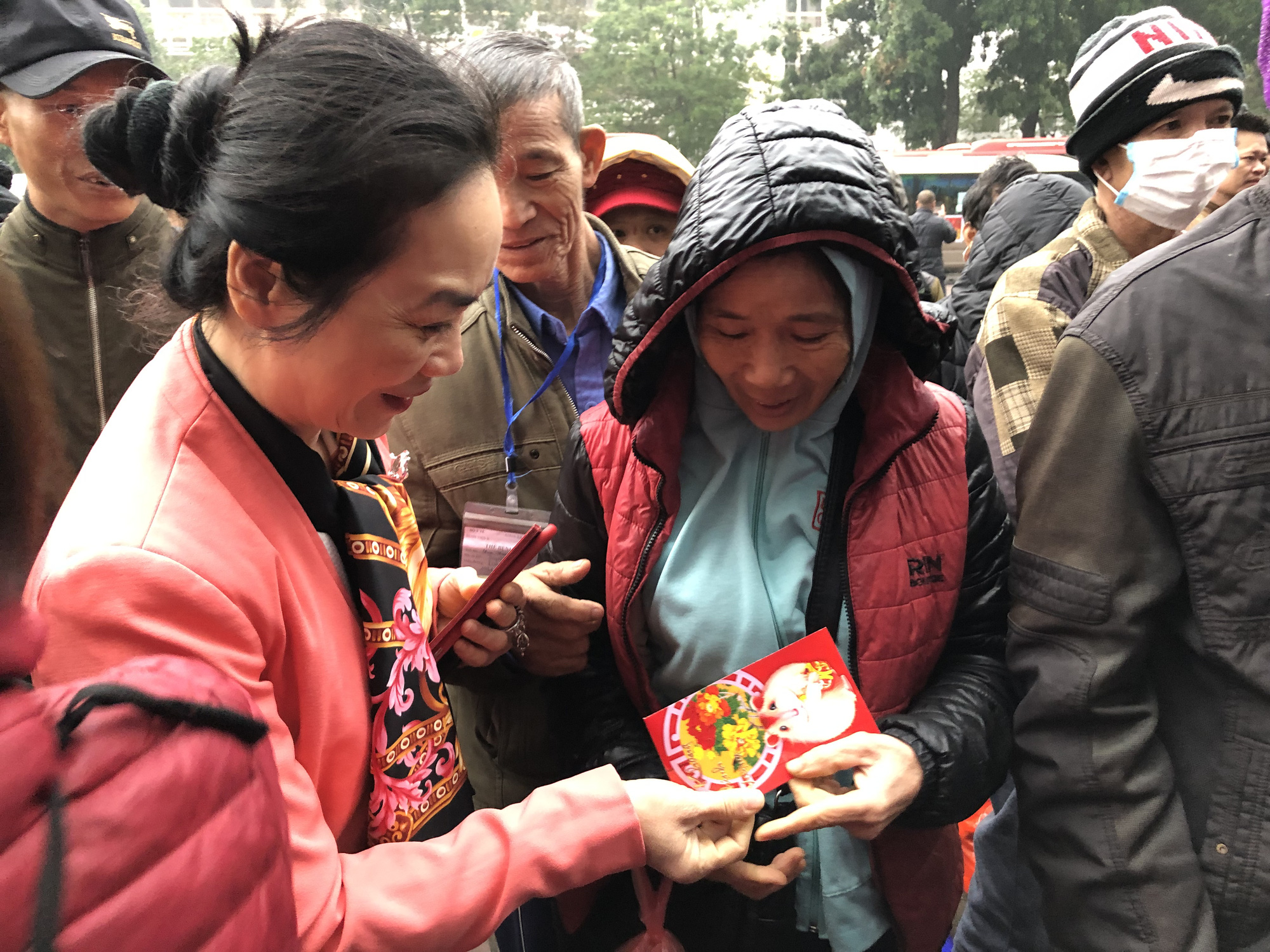 Bệnh nh&acirc;n v&agrave; người nh&agrave; kh&ocirc;ng c&ograve;n phải vạ vật, chen ch&uacute;c về qu&ecirc; ăn Tết - Ảnh 6.