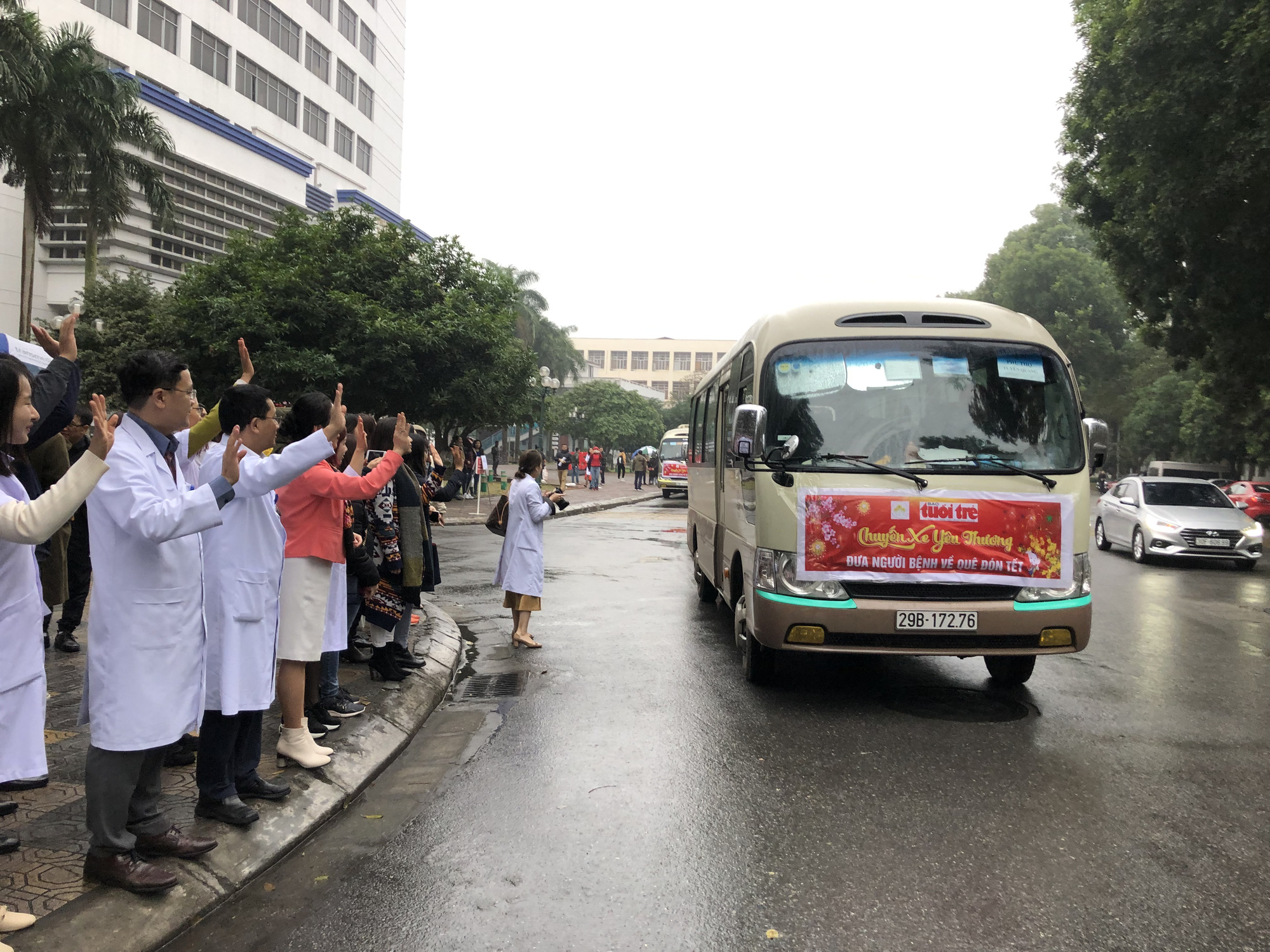 Bệnh nh&acirc;n v&agrave; người nh&agrave; kh&ocirc;ng c&ograve;n phải vạ vật, chen ch&uacute;c về qu&ecirc; ăn Tết - Ảnh 9.