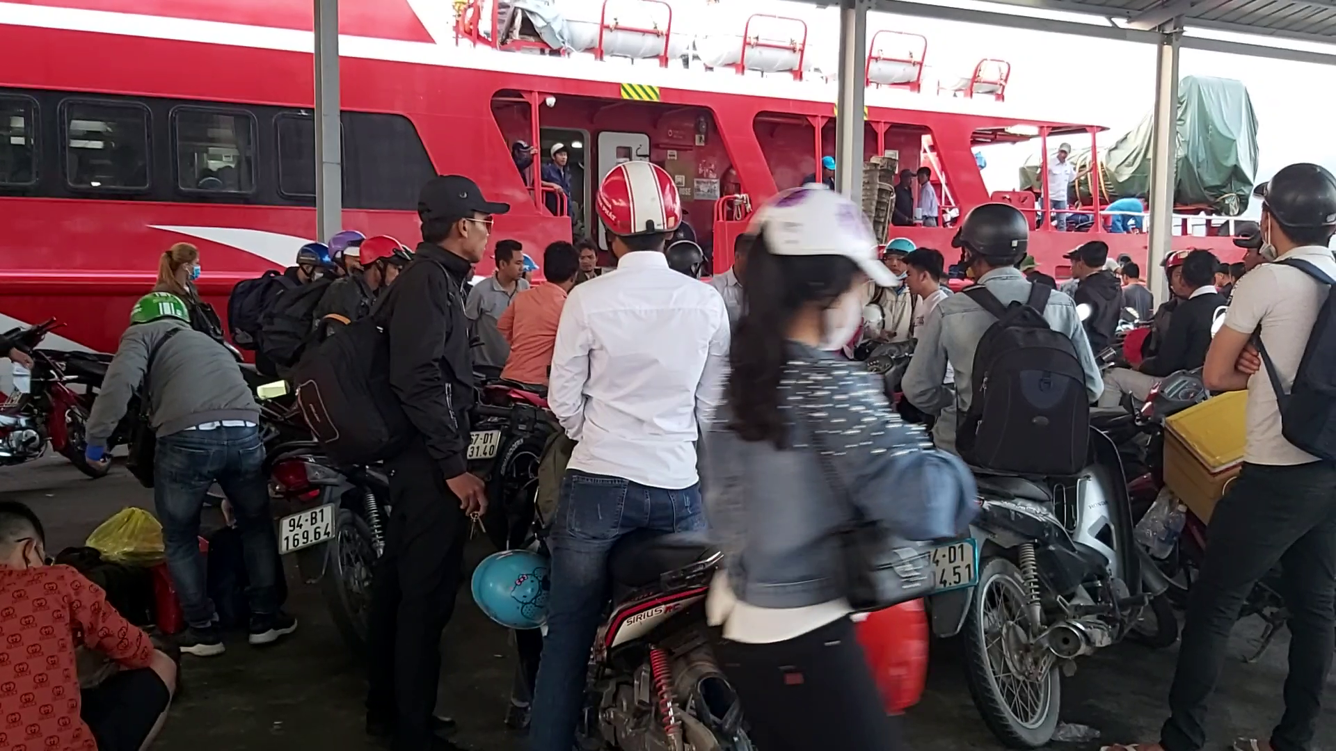 CLIP: Người lao động mang v&aacute;c h&agrave;nh l&yacute; rời Ph&uacute; Quốc về qu&ecirc; ăn Tết - Ảnh 4.
