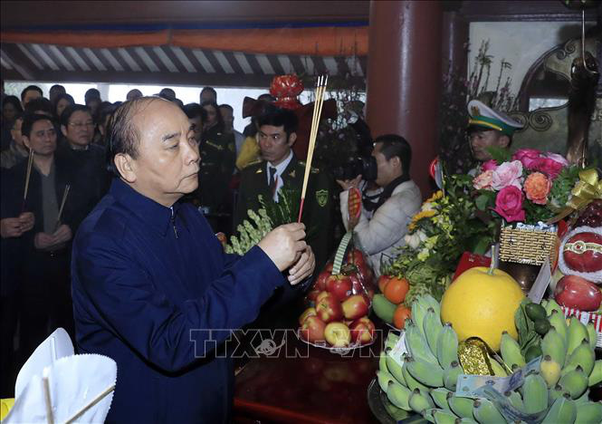 Thủ tướng d&acirc;ng hương tưởng niệm Chủ tịch Hồ Ch&iacute; Minh ở Ba V&igrave; - Ảnh 3.