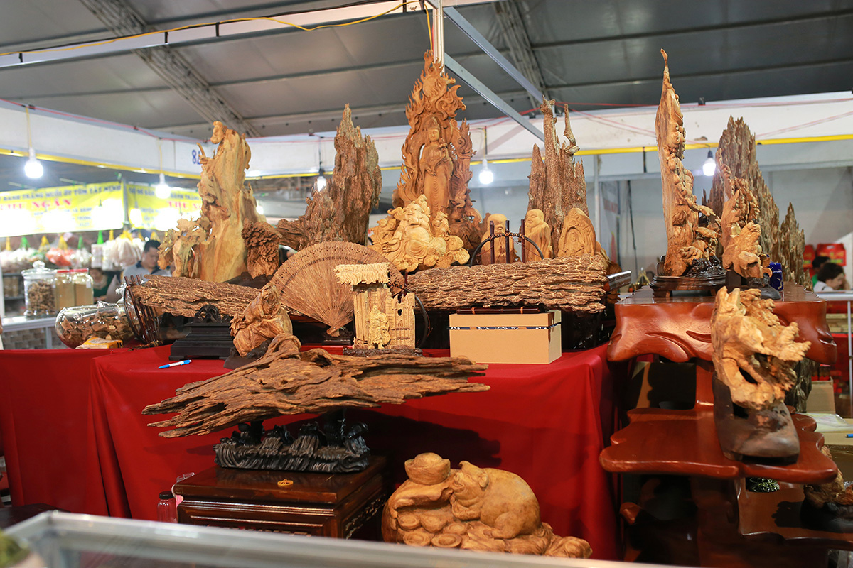 Hoài Linh và con gái nuôi bán trầm hương hội chợ hoa - Ảnh 2.