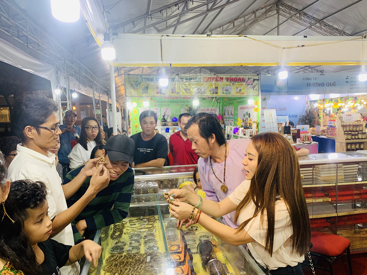 Hoài Linh và con gái nuôi bán trầm hương hội chợ hoa