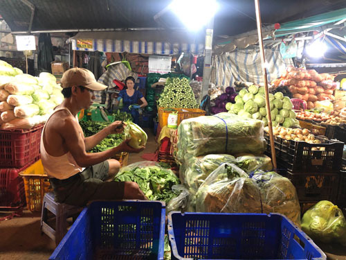 Hàng Tết dồi dào, giá dễ chịu