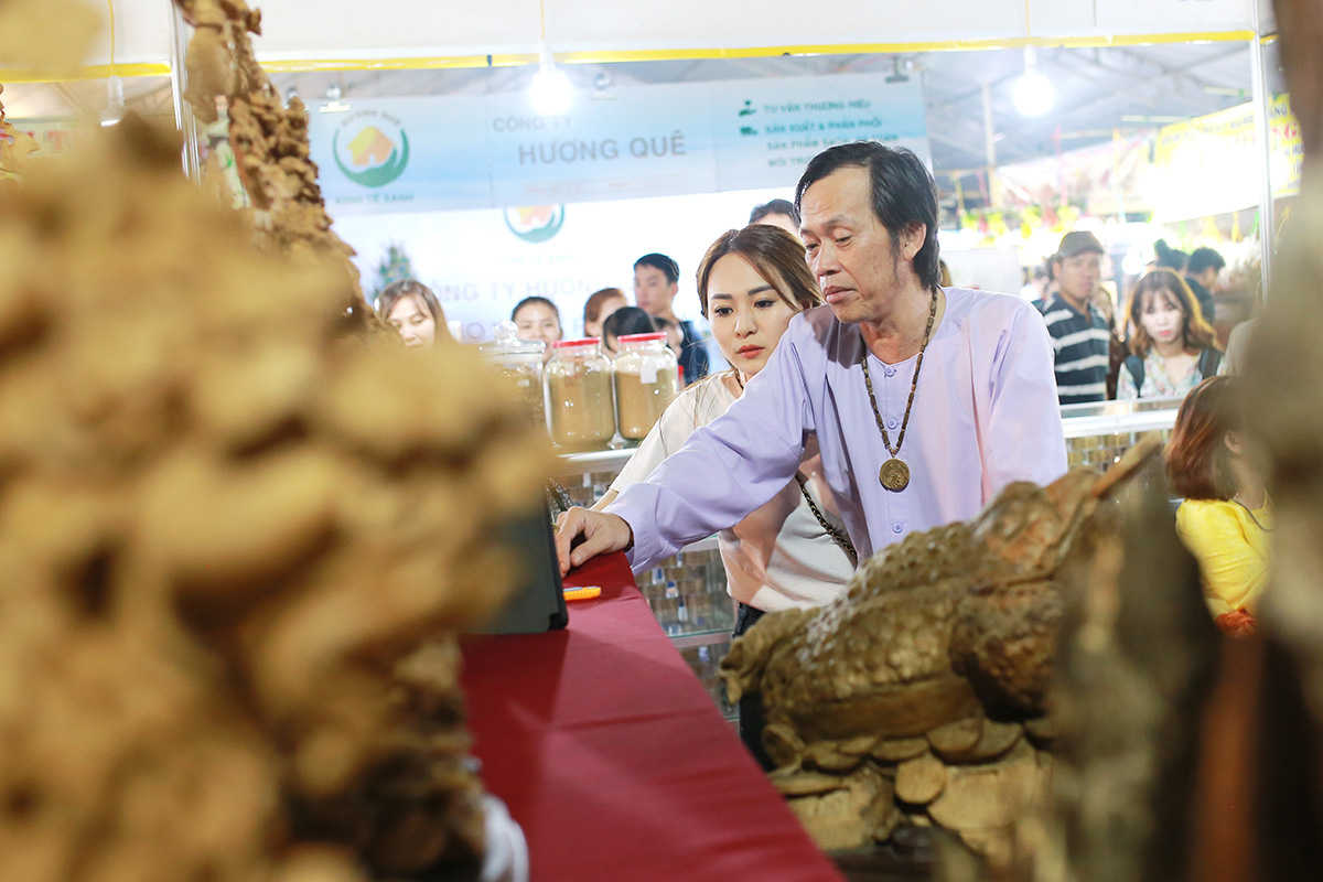 Hoài Linh và con gái nuôi bán trầm hương hội chợ hoa - Ảnh 7.