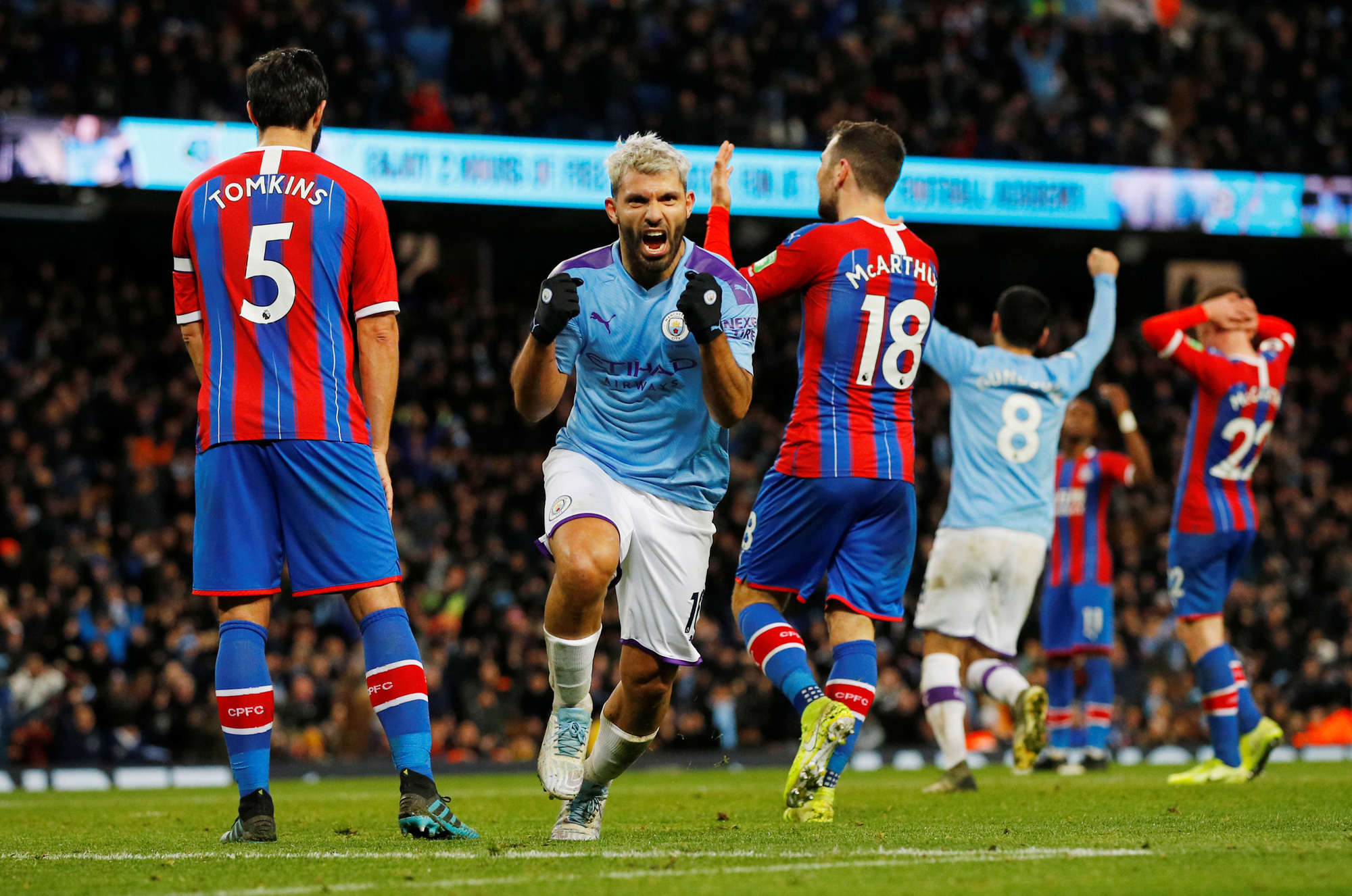 Sergio Aguero ghi bàn thứ 250, Man City rơi chiến thắng sân nhà