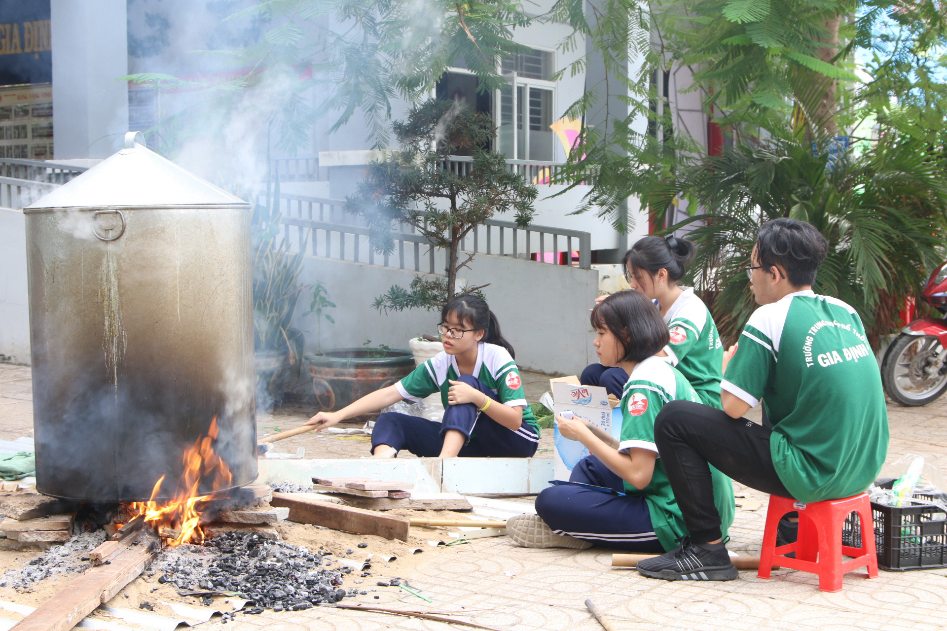Học sinh rộn ràng nấu bánh chưng tặng người nghèo