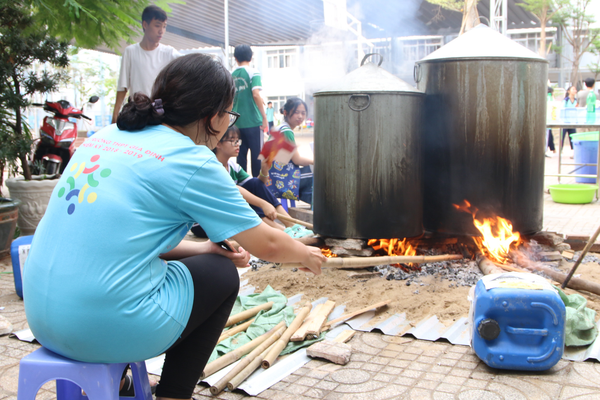 Học sinh tất bật nấu b&aacute;nh chưng tặng người ngh&egrave;o - Ảnh 6.