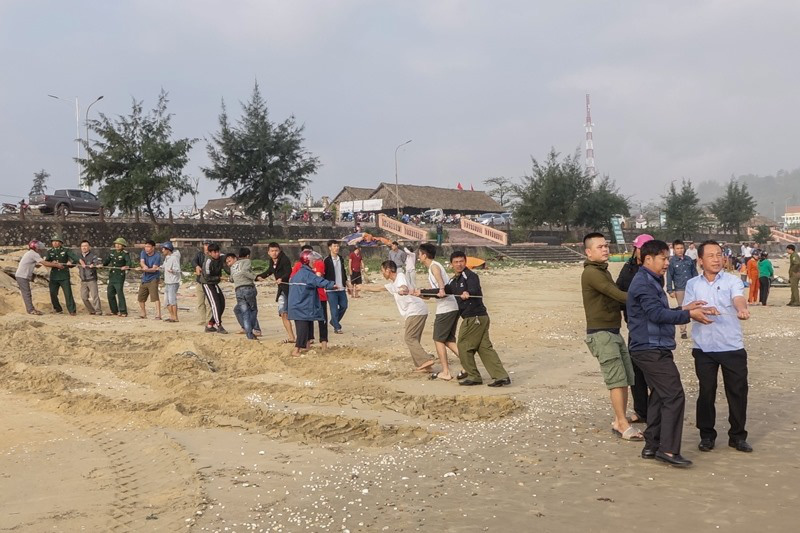 Tắm biển cuối năm, 2 anh em họ bị sóng cuốn mất tích