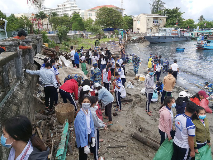 Người dân Phú Quốc “nhắc khéo” không xả rác khi xem bắn pháo hoa