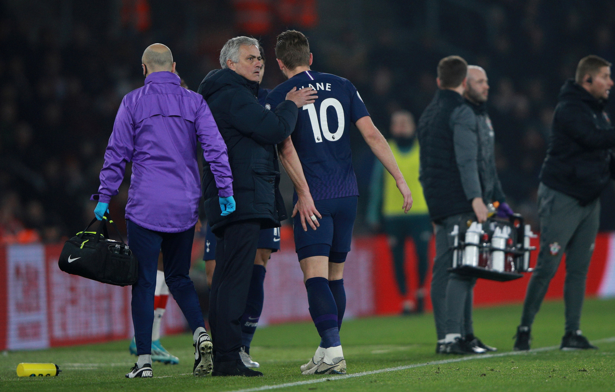 HLV Mourinho n&oacute;i g&igrave; khi bị trọng t&agrave;i phạt thẻ? - Ảnh 4.