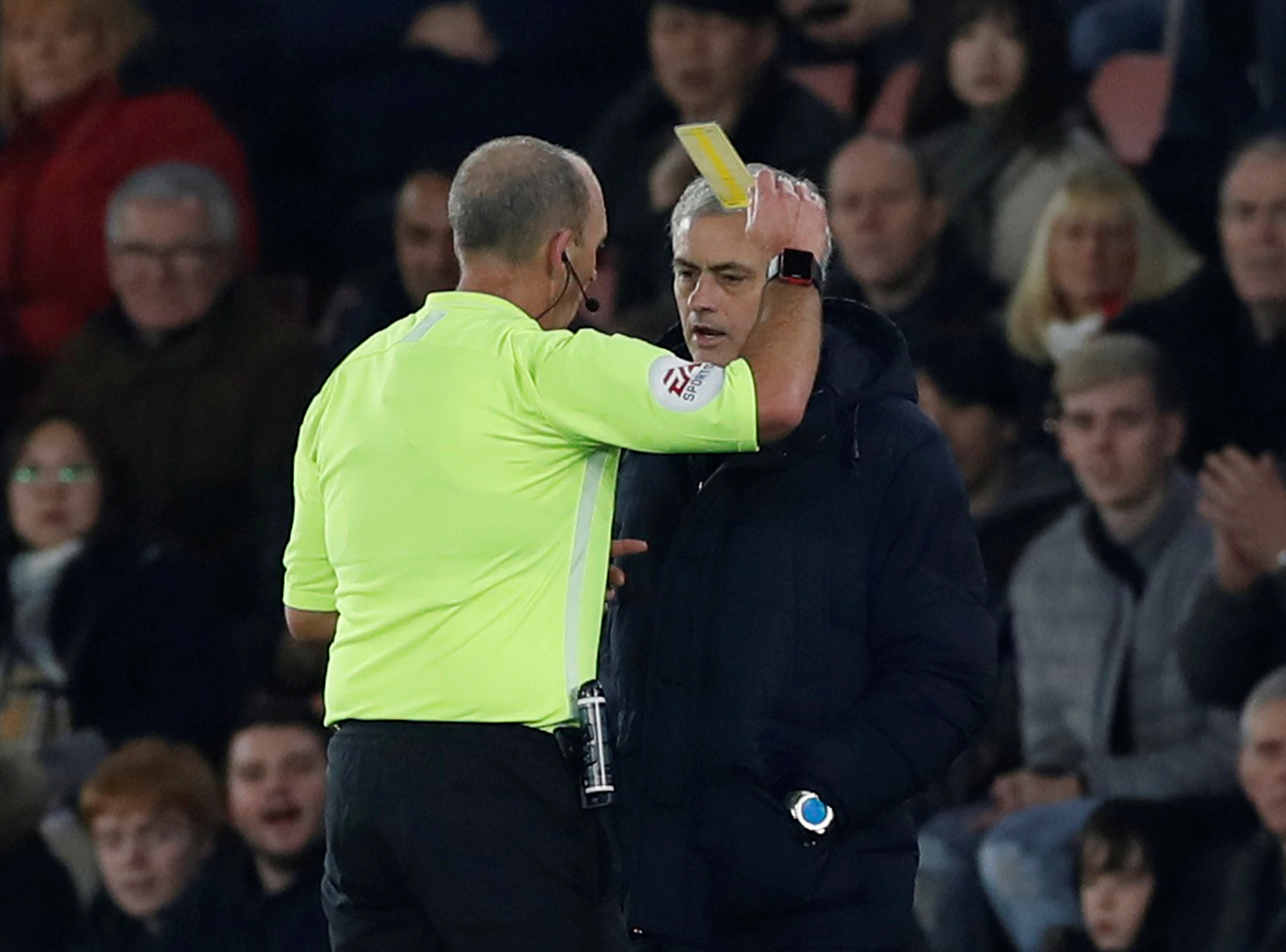 HLV Mourinho nói gì khi bị trọng tài phạt thẻ?