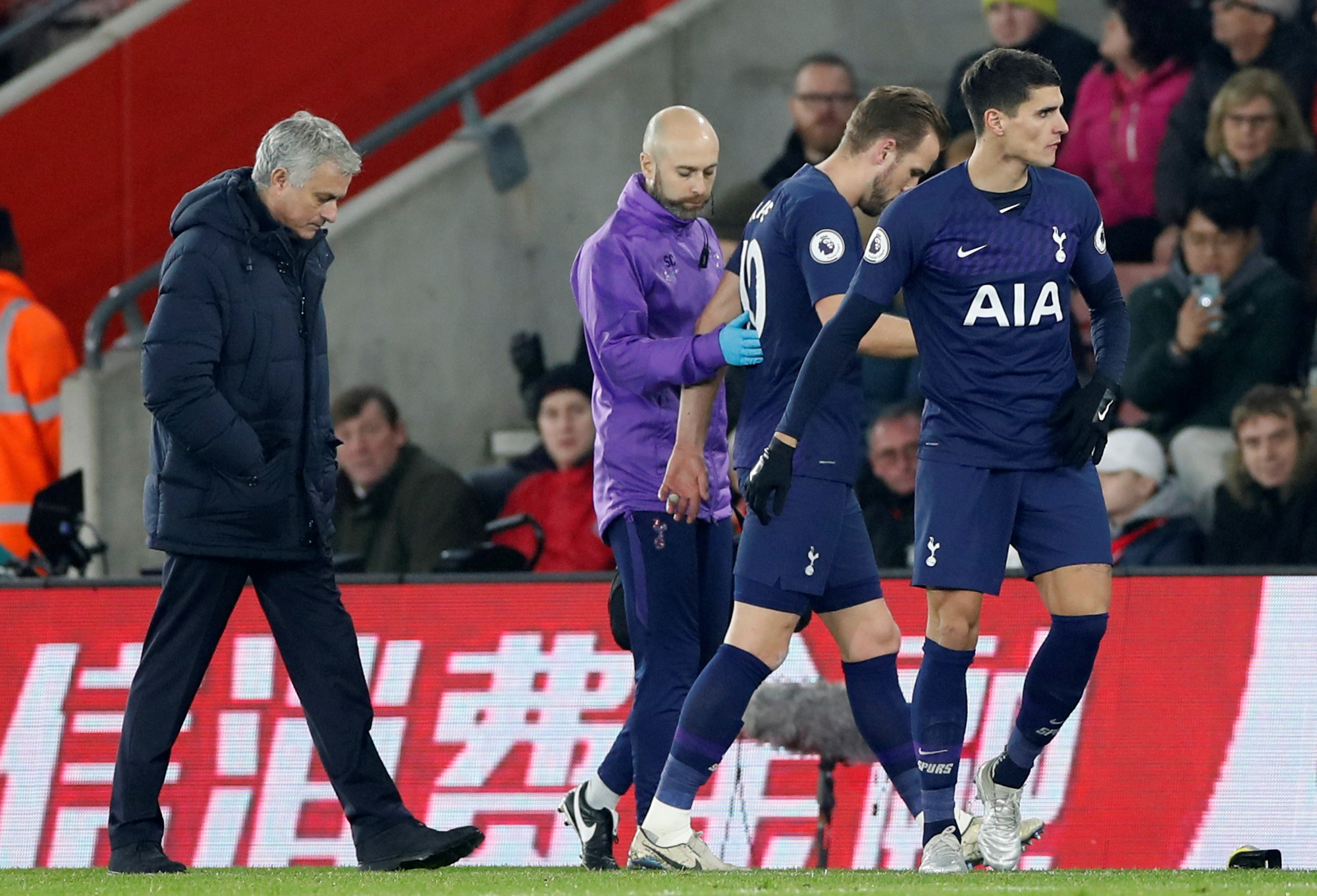 HLV Mourinho n&oacute;i g&igrave; khi bị trọng t&agrave;i phạt thẻ? - Ảnh 3.