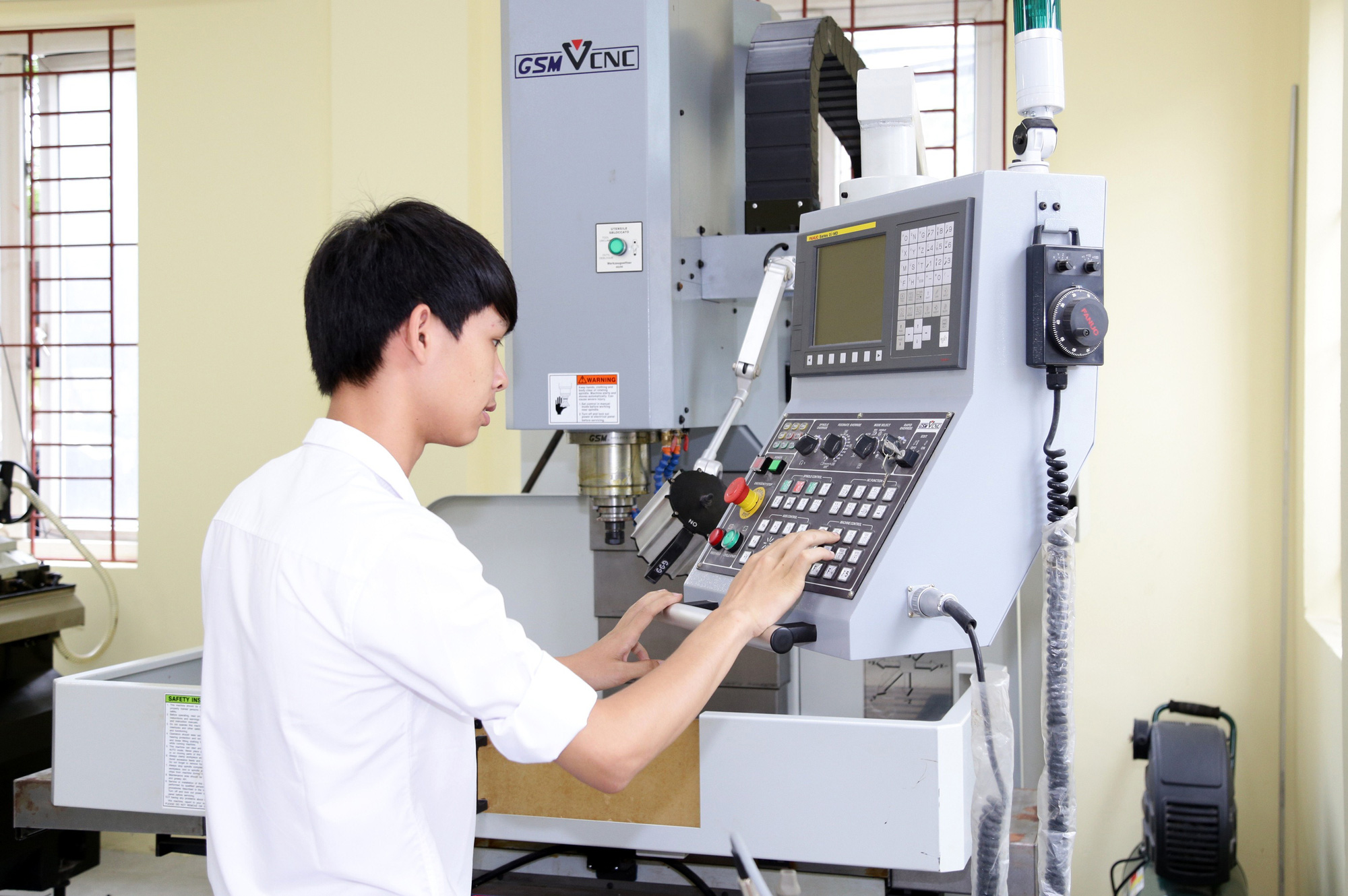 Hỗ trợ lao động học việc 5 triệu đồng/tháng