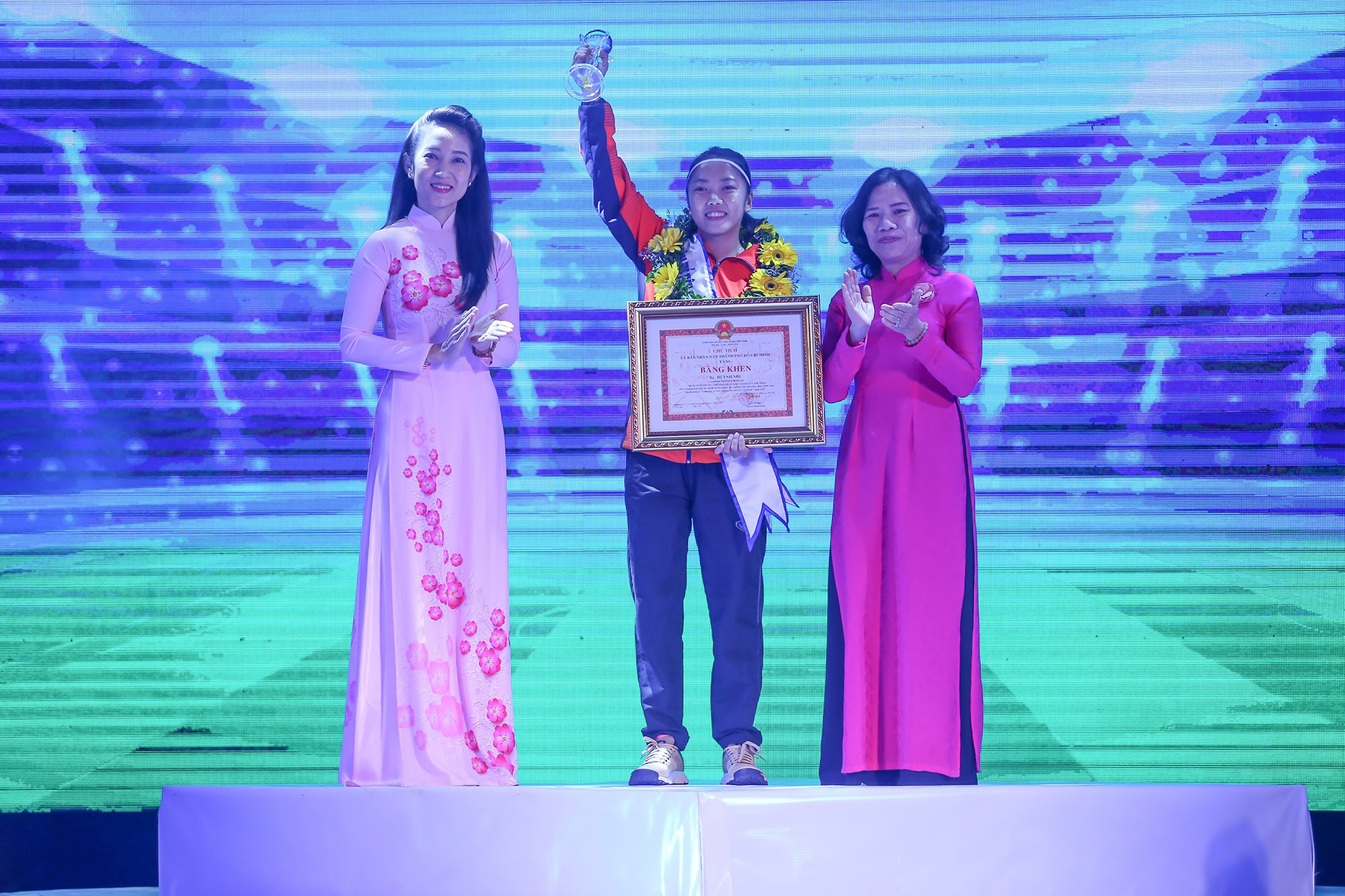 Cầu thủ Huỳnh Như được tuy&ecirc;n dương c&ocirc;ng d&acirc;n trẻ ti&ecirc;u biểu TP HCM năm 2019 - Ảnh 13.