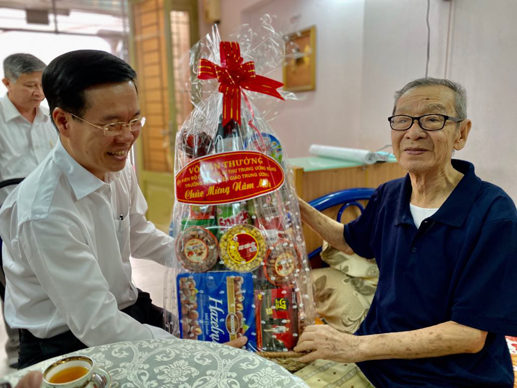Trưởng Ban Tuy&ecirc;n gi&aacute;o Trung ương ch&uacute;c Tết nghệ sĩ, nh&agrave; khoa học - Ảnh 2.