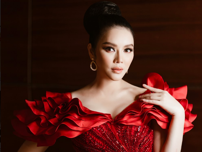 Lý Nhã Kỳ duyên dáng đảm nhận vai trò MC cùng Thanh Bạch