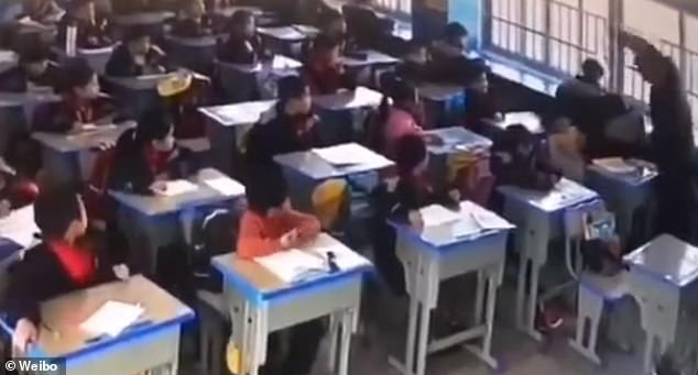 Thầy gi&aacute;o bạo h&agrave;nh nữ sinh tới mức bạn học phải trốn xuống gầm b&agrave;n - Ảnh 3.