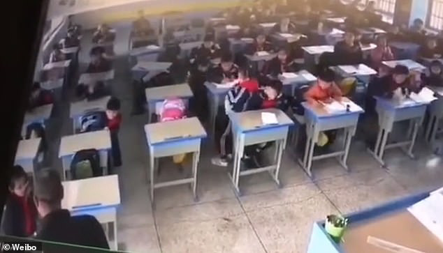 Thầy gi&aacute;o bạo h&agrave;nh nữ sinh tới mức bạn học phải trốn xuống gầm b&agrave;n - Ảnh 7.