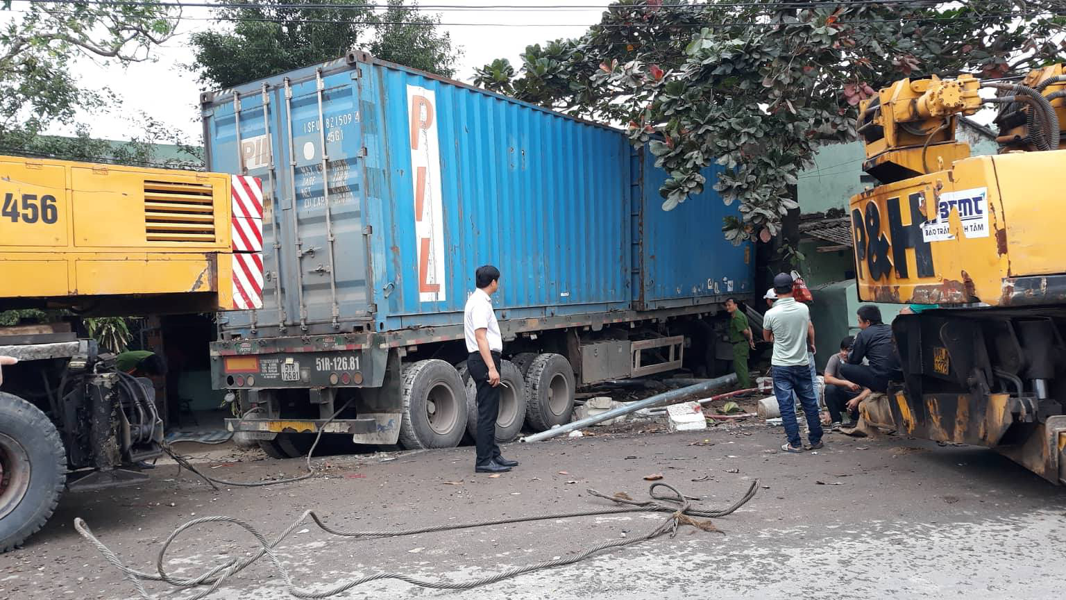 Xe đầu kéo tông sập 2 nhà dân, tài xế chết thảm trong cabin