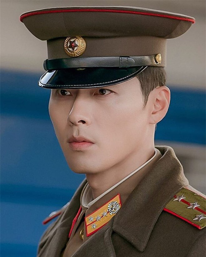 “Soái ca Triều Tiên” Hyun Bin gây bão mạng với góc nghiêng sắc lẹm