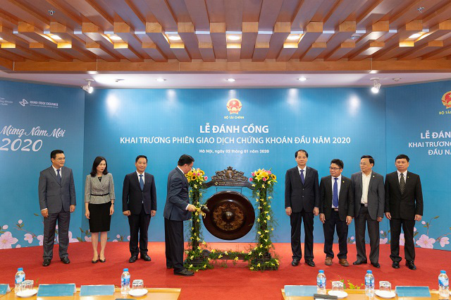 Chứng kho&aacute;n Việt tr&agrave;n ngập sắc xanh trong ng&agrave;y đầu năm 2020 - Ảnh 1.