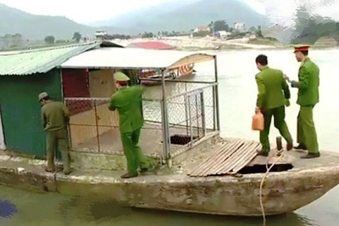 Triệt phá ổ bạc lớn trên sông, bắt 27 đối tượng, thu 1,5 tỉ đồng