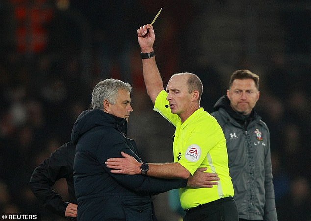 Mourinho "tấu hài" khi Tottenham thất bại vì VAR