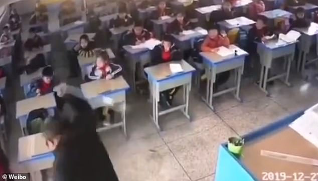 Thầy gi&aacute;o bạo h&agrave;nh nữ sinh tới mức bạn học phải trốn xuống gầm b&agrave;n - Ảnh 6.