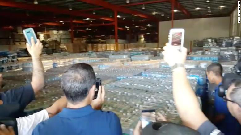 Dân thiếu thốn, cả kho hàng cứu trợ Puerto Rico để mốc meo