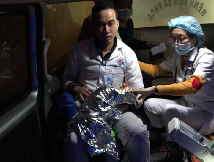 B&aacute;c sĩ x&uacute;c động kể lại h&agrave;nh tr&igrave;nh vượt gần 600 km gi&agrave;nh sự sống cho b&eacute; sinh non - Ảnh 2.
