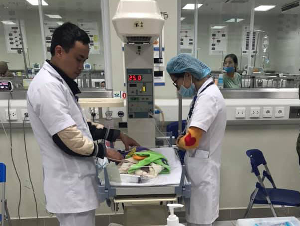 B&aacute;c sĩ x&uacute;c động kể lại h&agrave;nh tr&igrave;nh vượt gần 600 km gi&agrave;nh sự sống cho b&eacute; sinh non - Ảnh 4.