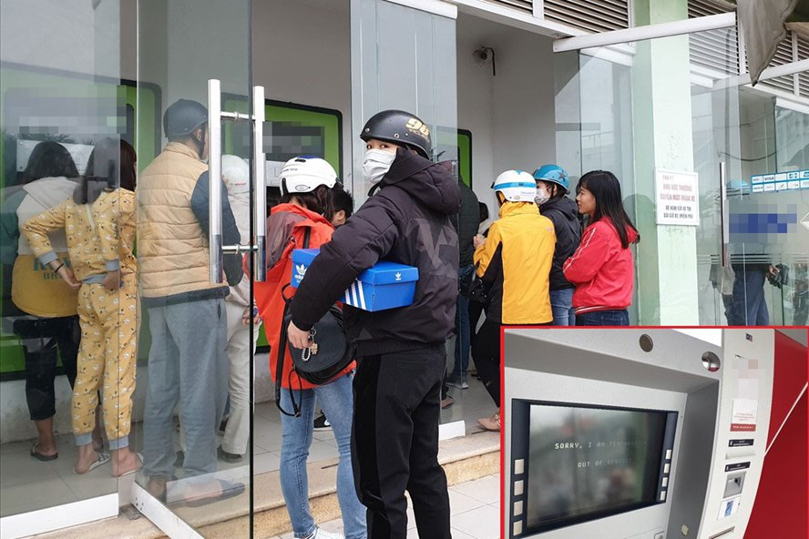 Công nhân "than trời" vì ATM quá tải dịp cuối năm