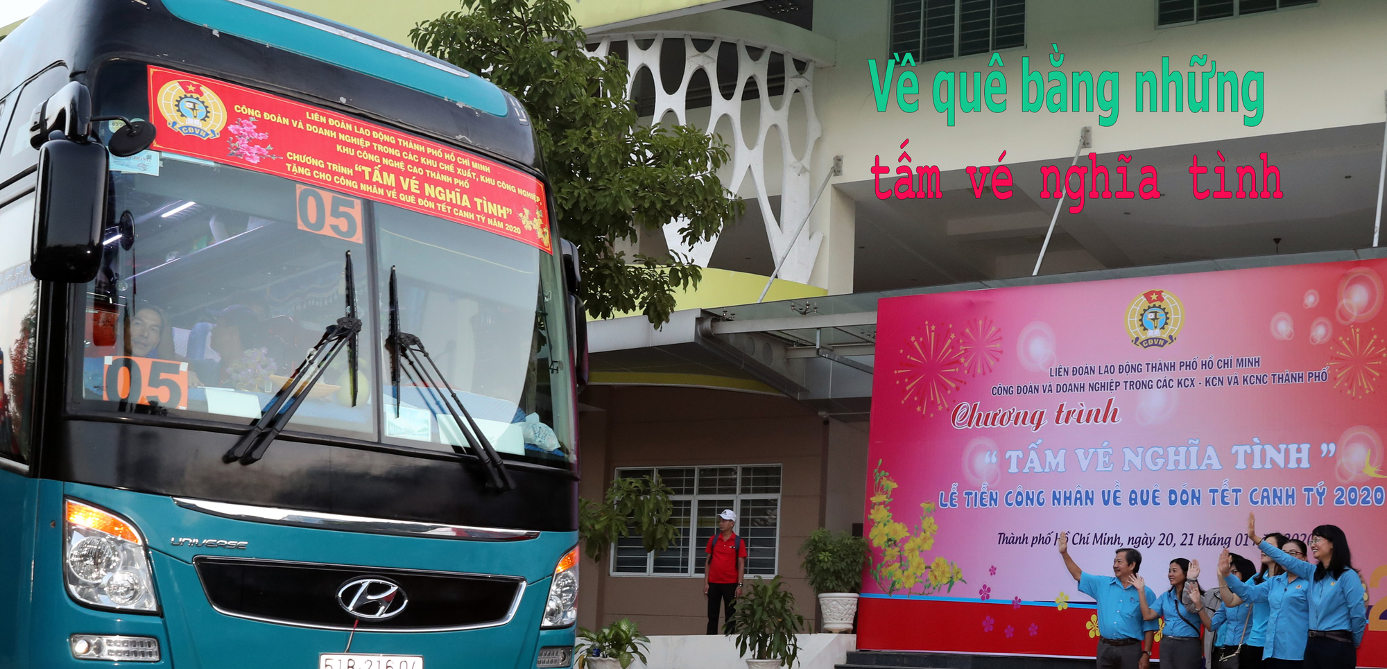 Lãnh đạo LĐLĐ TP HCM bịn rịn tiễn công nhân về quê đón Tết