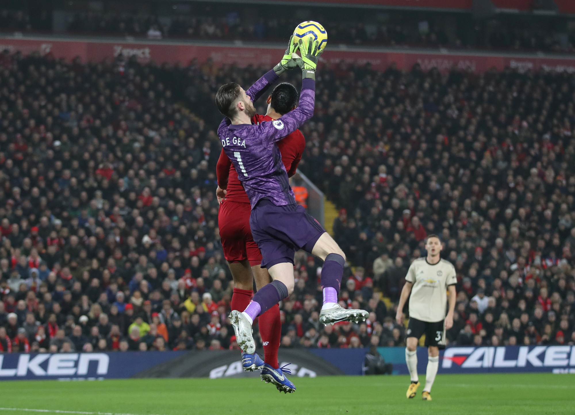 Đ&egrave; bẹp Man United, Liverpool khủng bố Ngoại hạng Anh - Ảnh 3.