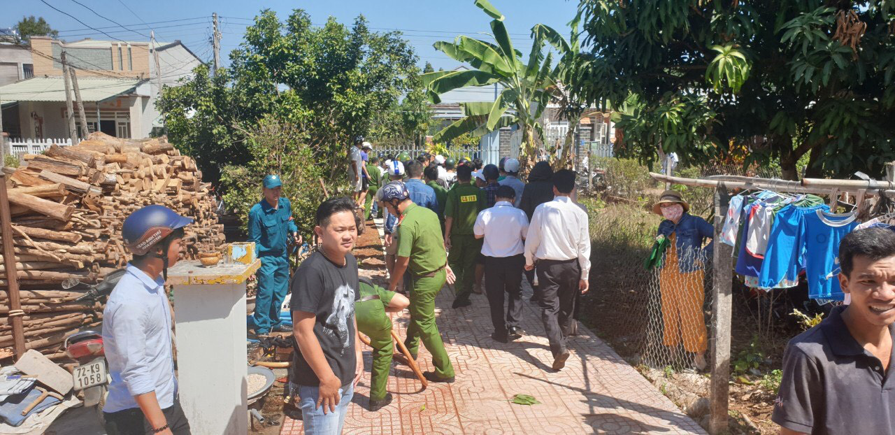 Một người đàn ông bất ngờ chém công an, rồi chạy về nhà mẹ cố thủ